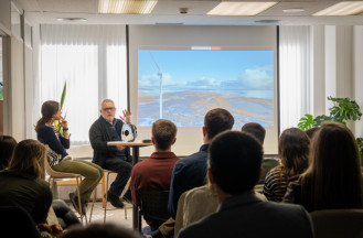 Mar Reguant i Jaume Morron destaquen el potencial renovable de Catalunya en una conferència a L’Energètica